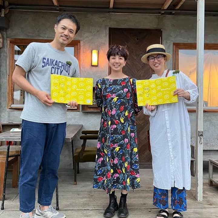 Boojilのインスタグラム：「🎨シェアアトリエ"つなぐ場"5周年記念で似顔絵屋さんを開きました。  コロナ禍に入りたての頃、 @okappachanhouse のクラウドファンディングでサポートしてくださった、つなぐ場さん。そのリターンとしてイベントで似顔絵を描くお約束をしていて、3年越しに世の中が落ち着いてきて、ようやく御礼をすることが叶いました🌞🌞🌞  "つなぐ場"の小嶋さん、みのりんさん、改めて5周年、おめでとうございます。ありがとうございました！  似顔絵たくさん描かせていただいたのだけど、やっぱりお客さんと話して顔見て、コミュニケーションをとることは、自分の原点だなぁと振り返る。  素敵なお客さんばかりでとっても楽しい一日でした。みなさん、ありがとうございました🌞🌞🌞  @shareatelier.tsunaguba」