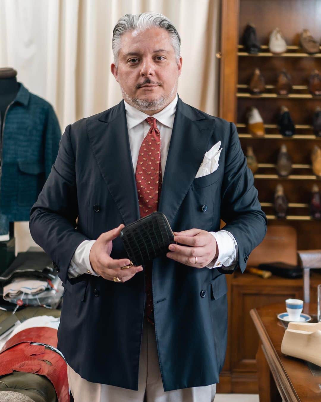 高田朋佳さんのインスタグラム写真 - (高田朋佳Instagram)「ミラノでアトリエを構えるアントニオ・ピオメーレ氏と。 彼の作るシューズ、革小物は彼の佇まいや趣向・服装同様にまさにエレガント。 ミラノのみならず世界中の上顧客を唸らせる彼の素晴らしい技術・経験・目利き・革の質、そしてアイデア。 そんなアントニオさんにWEARLNESS 別注のミニウォレットを作って頂きました。 こだわり満載です。  @antoniopiomele  @wearlness   #elegant #splezzatura #luxury」6月19日 18時14分 - tomoyoshi_takada