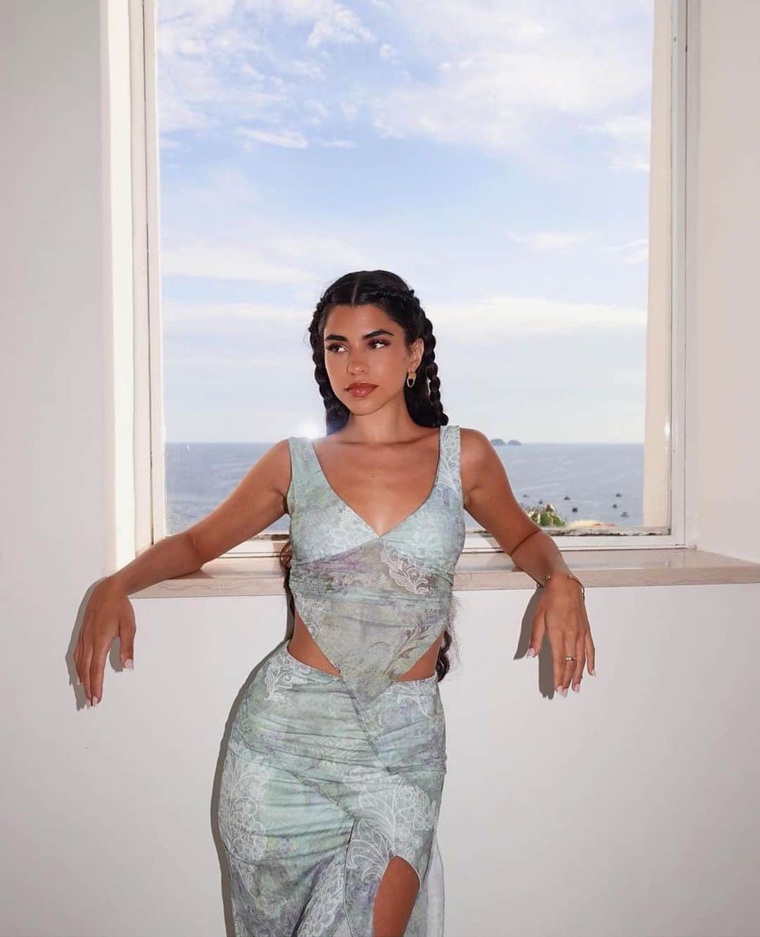 tiger Mistのインスタグラム：「Turn heads in the Theo Top + Maxi. 🧚🏻 Make it yours, with up to 80% OFF storewide!」