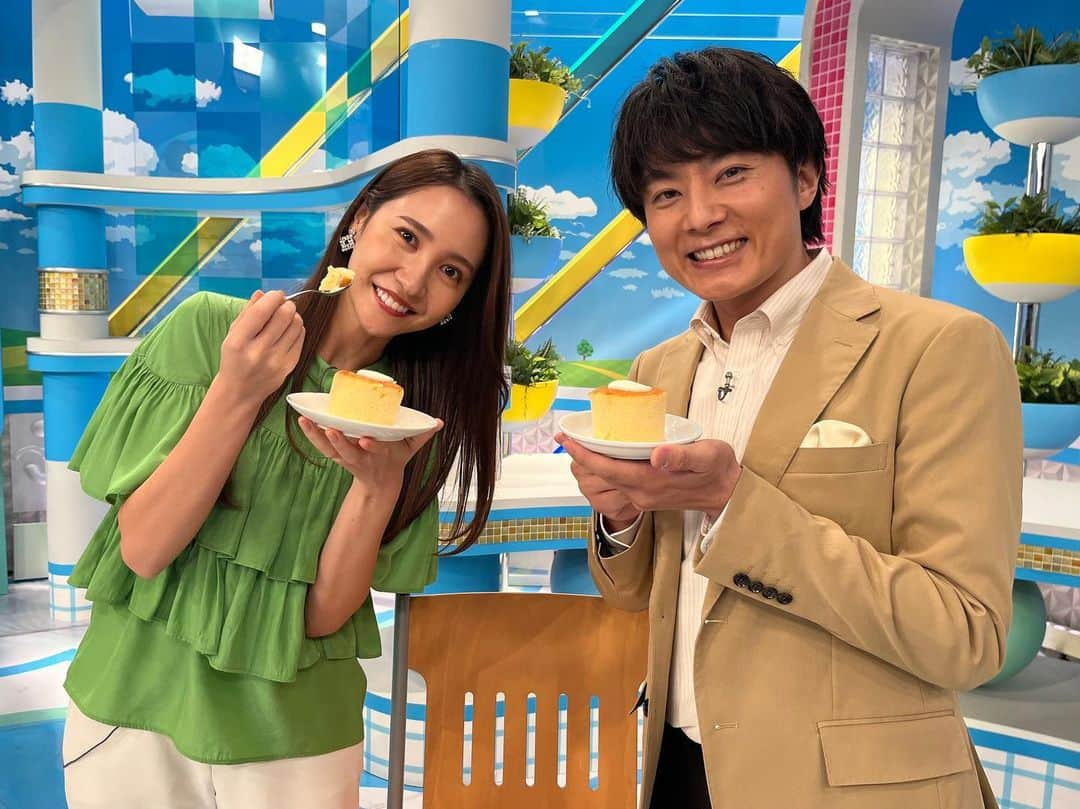 ABCテレビ「おはよう朝日です」さんのインスタグラム写真 - (ABCテレビ「おはよう朝日です」Instagram)「毎朝6:40頃にお届けしている 1文字にゅ～す 💬  きょうお届けした｢甘｣のにゅ～す❗️  ✨進化を続ける✨ #コンビニスイーツ があつい❤️‍🔥  先週 #セブンイレブン から発売👏 #スフレパンケーキ を紹介しました🥞  ふわふわスポンジに包まれた 上品な甘さのクリームがたまらない😍」6月19日 18時16分 - ohaasaofficial