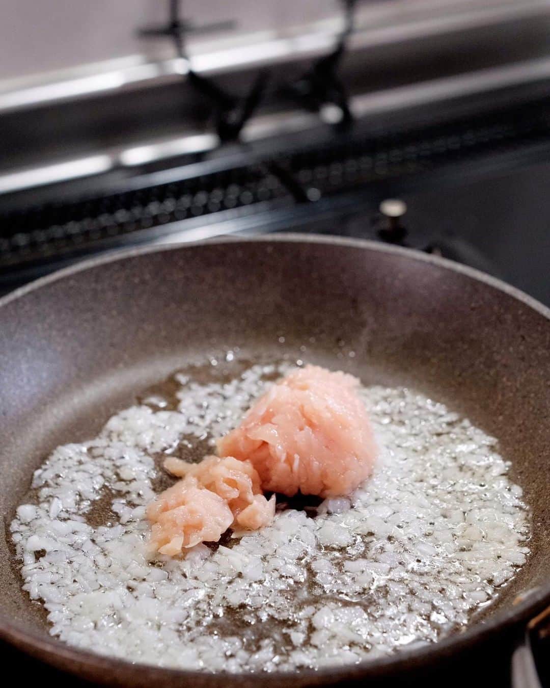 Ryogoさんのインスタグラム写真 - (RyogoInstagram)「🍝 鶏ひき肉と高菜で作る和風パスタ。 ⁡ 味付けは白だしに任せて、仕上げの溶き卵でぺぺたまっぽさもプラス😋 難しいことしなくても作れる簡単で旨いやつ。 ⁡ ——————————— ⁡ ✱ 今日のパスタ 『鶏ひき肉と高菜の和風パスタ』 ⁡ ⋈ 材料(1人前) パスタ　80g 鶏ひき肉　60g 高菜漬け　10g 玉ねぎ(みじん切り)　1/8個 にんにく(みじん切り)　1かけ オリーブオイル　大さじ1 白だし　大さじ1/2 卵　1個 鰹節　適量 ねぎ　適量 塩　適量 ⁡ ⋈ 作り方 1. フライパンにオリーブオイルとにんにく、玉ねぎを入れて弱火でじっくりと香りを移します。 2. 沸騰したお湯の中に塩を入れてパスタを茹で始めます。 3. 玉ねぎがしんなりしたら、鶏ひき肉を加えて中火でほぐしながら炒めます。 4.鶏ひき肉の色が変わったら高菜漬けを加え、2分ほど弱火で炒めて白だしを加えます。 5. 茹で汁（お玉1杯程度）を加えてソースを整えます。 6. 茹で上がったパスタと鰹節をフライパンに加えて素早く混ぜ合わせます。 7. フライパンの火を消してから溶き卵を加え、とろみがつくまで全体を混ぜ合わせます。 8. お皿に盛りつけたら、仕上げにねぎをトッピングして完成です。 ⁡ ⋈ 詳しくはHPでご紹介 https://binanpasta.com/chikentakanajapanesepasta/ *プロフィール(@binanpasta )からアクセスできます。←愛用アイテム一覧もあります。 ⁡ ✱「BINANPASTAのレシピを参考に作ったよ」という方は、ぜひ @binanpasta をタグ付けして写真を投稿してください。Twitterも大歓迎👏👏 ⁡ -——————————— ⁡ ▹YouTube 2チャンネルあります。チャンネル登録してね🍳 ・まかない食堂 ・BINANPASTA ⁡ ▹レシピサイト(BINANPASTA) 約700種類のパスタレシピを無料で公開しています🍝 *プロフィール(@binanpasta )からも飛べます。 ⁡ #BINANPASTA #パスタレシピ #私のおうちパスタ  ⁡ -——————————— ⁡ #パスタ #料理 #レシピ #鶏肉 #高菜 #和風パスタ #おうちごはん #フーディーテーブル」6月19日 18時40分 - binanpasta