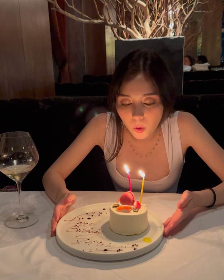 メーガン花子のインスタグラム：「6／18で２２歳になりました！たくさんの人からのメッセージをいただいてとても嬉しかったです😭❤️ 関わってくださる皆様に感謝の気持ちでいっぱいです。 ２２歳になったメーガンもよろしくお願いいたします！  I had the most perfect birthday  I truely felt so special recieving calls, texts, and Instagram messages all day.😭❤️ I cannot find the words to express how grateful I am to have you all in my life and just want to thank you all for all the birthday love! As I go into this new year I feel so grateful and excited for what life has in store for me! #22」