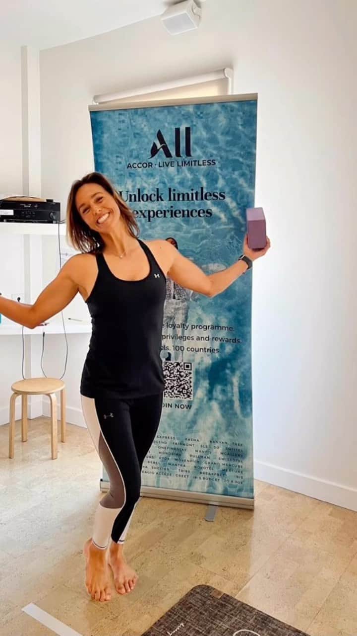サリー・フィッツギボンズのインスタグラム：「Unlocking limitless time, space and energy with this amazing @all.pacific group 🧘‍♀️ @powerliving @calipressjuice @leebess  ————— Plenty more like this  @mercuresydneymanlywarringah Live Limitless experience in the loyalty program waiting for you to come and explore 🤗 #AllLiveLimitless」
