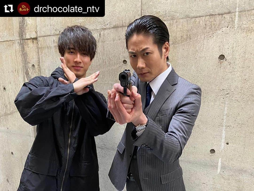 福山翔大さんのインスタグラム写真 - (福山翔大Instagram)「・  『D r.チョコレート』第9話 観てくださった皆様 ありがとうございました。 今週土曜日はいよいよ最終回です。 終わっちゃうの寂しいなぁ  戸次さんの銃の構え方 流石です。  #ドクターチョコレート #町野と沢入  #Repost @drchocolate_ntv with @use.repost ・・・ .  🩺┈┈┈┈┈┈┈┈┈┈┈┈┈┈୨୧  　#ドクターチョコレート  最終話は6月24日(土)夜10時📺  ୨୧┈┈┈┈┈┈┈┈┈┈┈┈┈┈🍫  第9話から "め組"コンビ 町野(#戸次重幸)と沢入(#福山翔大)の オフショット🧬  本物の黒幕・"め様"が判明した 衝撃の第9話を観るには⬇️ https://bit.ly/drchocolate  Huluでは全話配信中📡 https://bit.ly/3UKVXIV  見逃した方、もう一度観たい方は是非ご覧ください🎞  #坂口健太郎 #白山乃愛 #西野七瀬 #葵わかな #鈴木紗理奈 #前田旺志郎 #古川雄大  #福山翔大 #平子祐希 #石川恋 #青木瞭 #眞島秀和 #香椎由宇 #山本耕史 #安達祐実  #小澤征悦 #斉藤由貴」6月19日 18時24分 - shodai_fukuyama.official