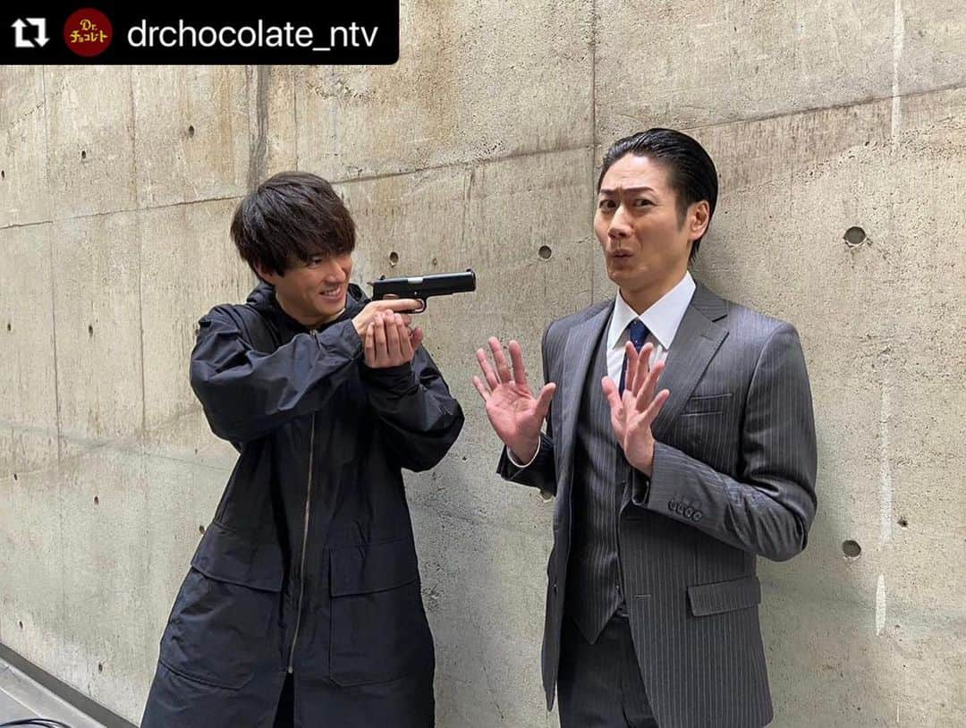 福山翔大さんのインスタグラム写真 - (福山翔大Instagram)「・  『D r.チョコレート』第9話 観てくださった皆様 ありがとうございました。 今週土曜日はいよいよ最終回です。 終わっちゃうの寂しいなぁ  戸次さんの銃の構え方 流石です。  #ドクターチョコレート #町野と沢入  #Repost @drchocolate_ntv with @use.repost ・・・ .  🩺┈┈┈┈┈┈┈┈┈┈┈┈┈┈୨୧  　#ドクターチョコレート  最終話は6月24日(土)夜10時📺  ୨୧┈┈┈┈┈┈┈┈┈┈┈┈┈┈🍫  第9話から "め組"コンビ 町野(#戸次重幸)と沢入(#福山翔大)の オフショット🧬  本物の黒幕・"め様"が判明した 衝撃の第9話を観るには⬇️ https://bit.ly/drchocolate  Huluでは全話配信中📡 https://bit.ly/3UKVXIV  見逃した方、もう一度観たい方は是非ご覧ください🎞  #坂口健太郎 #白山乃愛 #西野七瀬 #葵わかな #鈴木紗理奈 #前田旺志郎 #古川雄大  #福山翔大 #平子祐希 #石川恋 #青木瞭 #眞島秀和 #香椎由宇 #山本耕史 #安達祐実  #小澤征悦 #斉藤由貴」6月19日 18時24分 - shodai_fukuyama.official