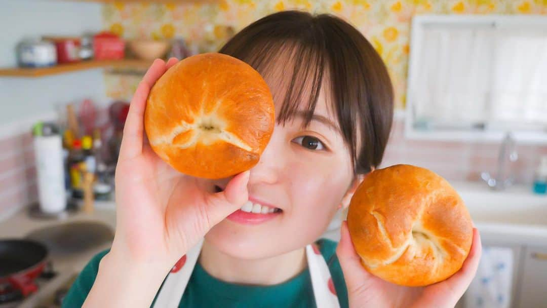 はるあんのインスタグラム：「まんまるむぎゅっと！ 可愛くておいしいベーグルを作りました🥯  その名も…「お気楽ベーグル」  材料4つ！こね1分！ とても簡単で気楽に作れます〜。 ぜひ作ってみてね✨  YouTubeにベーグルレシピをのせるのは初なので、上手にお伝えできているかドキドキ💓  お気楽ベーグルのアレンジ編も動画作りたくって、こんなアレンジみたい！とかあったら、ぜひ教えてください💪  #はるあん料理部  #ベーグル  #パン作り」