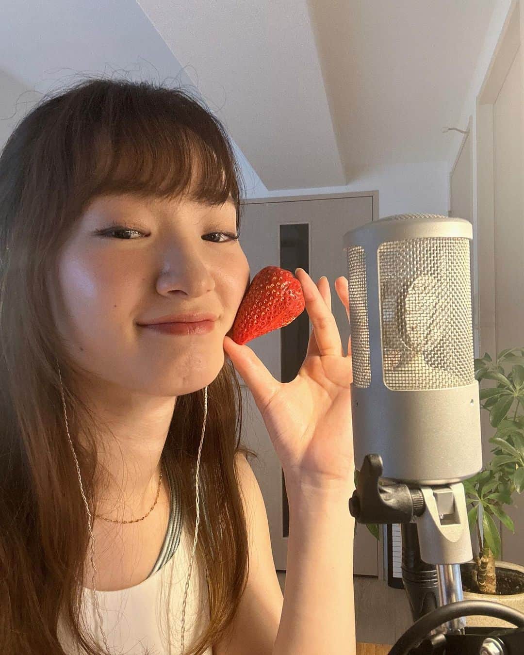 竹渕慶のインスタグラム：「🍓あなたが落としたのは苺ですか？それとも苺のシェイカーですか？  →ファンの方が事務所に送ってくれた果物シェイカーたち☺️🍓🍋🍌🍎ありがとう！  So many kinds of fruits… shakers!  I hope they make one of these with durians someday 🥺」