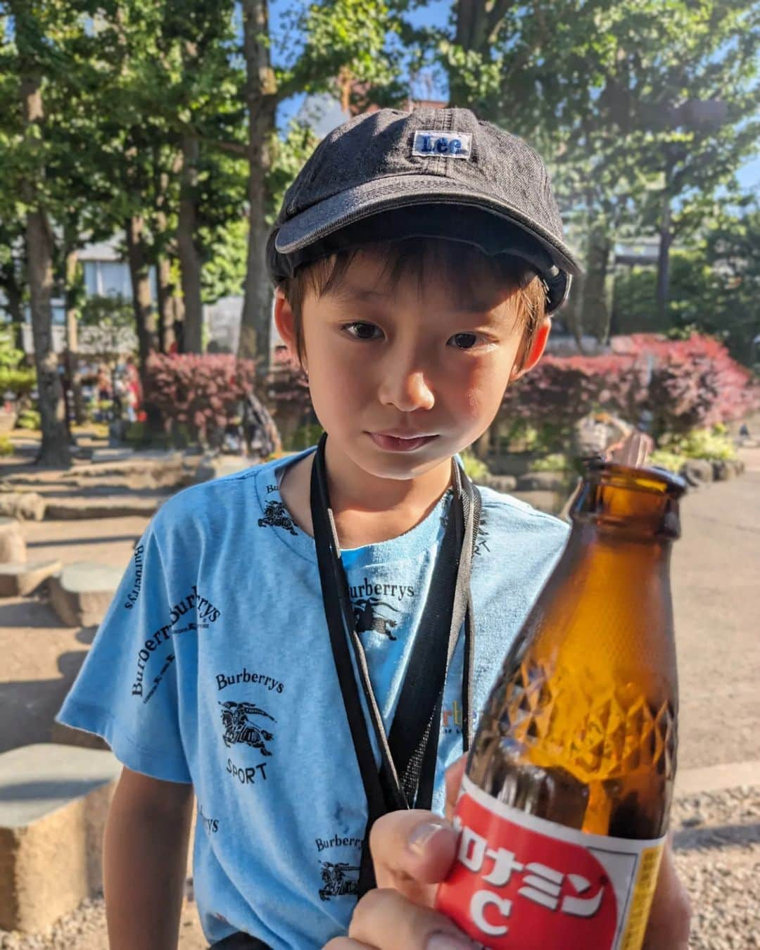 清野紗耶香さんのインスタグラム写真 - (清野紗耶香Instagram)「私が飲もうと買ったオロナミンCをこーたが飲みたがったので(最近、炭酸を飲みたがる…デビュー早いよと思いつつ、少し解禁済🥲)、 「一口だけだよ」 と、あげたらちゃんと一口だけ飲んで返してくれた  が、そのあと 「もう一口いい？」 というので、仕方ないな〜と渡したら、遠慮なく大きなひとくちで飲まれてほとんど空に…  その時に撮った一枚です😂#気まずそうな顔  またいちご飴食べたよ〜🍓コレ本当に美味しい。 しかし浅草仲見世通りのいちご飴は凍ってなくてぬるかった^^;  3枚目picは#ジェムファンファーレ にて この階段、手すりが無くって怖かったw🌳🪓 こーたがエスコートしてくれたけど、それも怖かったwww  #雷門 #浅草寺 #浅草寺雷門 #浅草  #kaminarimon  #asakusa #浅草仲見世通り #まめちょびん #8歳 #小学3年生 #コドモデイズ #親バカ部  #こどもとおでかけ #家族写真 #小学生ママ #男の子ママ  #ママリ#コドモダカラ」6月19日 18時31分 - seino_sayaka