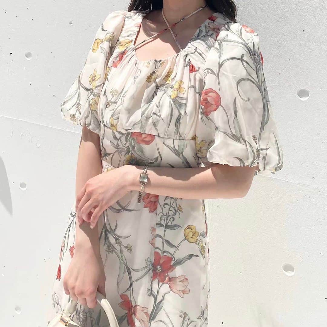 MERCURYDUOのインスタグラム：「. ／ 秋の特別WEB先行受注会、 本日最終日！  ✔︎20％OFF ✔︎ポイント20倍 ✔︎送料無料 ＼  ⁡ #ボタニカルフラワーバルーンスリーブワンピース color:ivory/black/red size:S/M  #アコーディオンスクエアバッグ color:ivory/black/red/babypink/darkbrown/silver size:F  ※お気に入り追加でポイントプレゼント！  アイテム詳細やポイントGETは  @mercuryduo_stylingのTOP リンクからCHECK出来ます。  【着用スタッフ】 @mercuryduo_nayuu / 150cm 骨格ウェーブ / イエベ春 ⁡ ⁡  ＿＿＿＿＿＿＿＿＿＿＿＿＿＿＿＿＿＿＿＿＿＿＿＿＿＿  ⁡ @mercuryduo_com   #MERCURYDUO #公式通販RUNWAYchannel #マーキュリーデュオ  ＿＿＿＿＿＿＿＿＿＿＿＿＿＿＿＿＿＿＿＿＿＿＿＿＿＿ #ワンピースコーデ#ワンピコーデ#花柄ワンピ#花柄ワンピース#花柄ワンピースコーデ#バルーンスリーブ#ロングワンピース#ロングワンピ#大人可愛いコーデ#大人フェミニンコーデ#推し活#推し活コーデ#低身長女子#低身長コーデ#150cmコーデ#デートコーデ#カフェコーデ#女子会コーデ#骨格ウェーブコーデ#イエベ春コーデ」