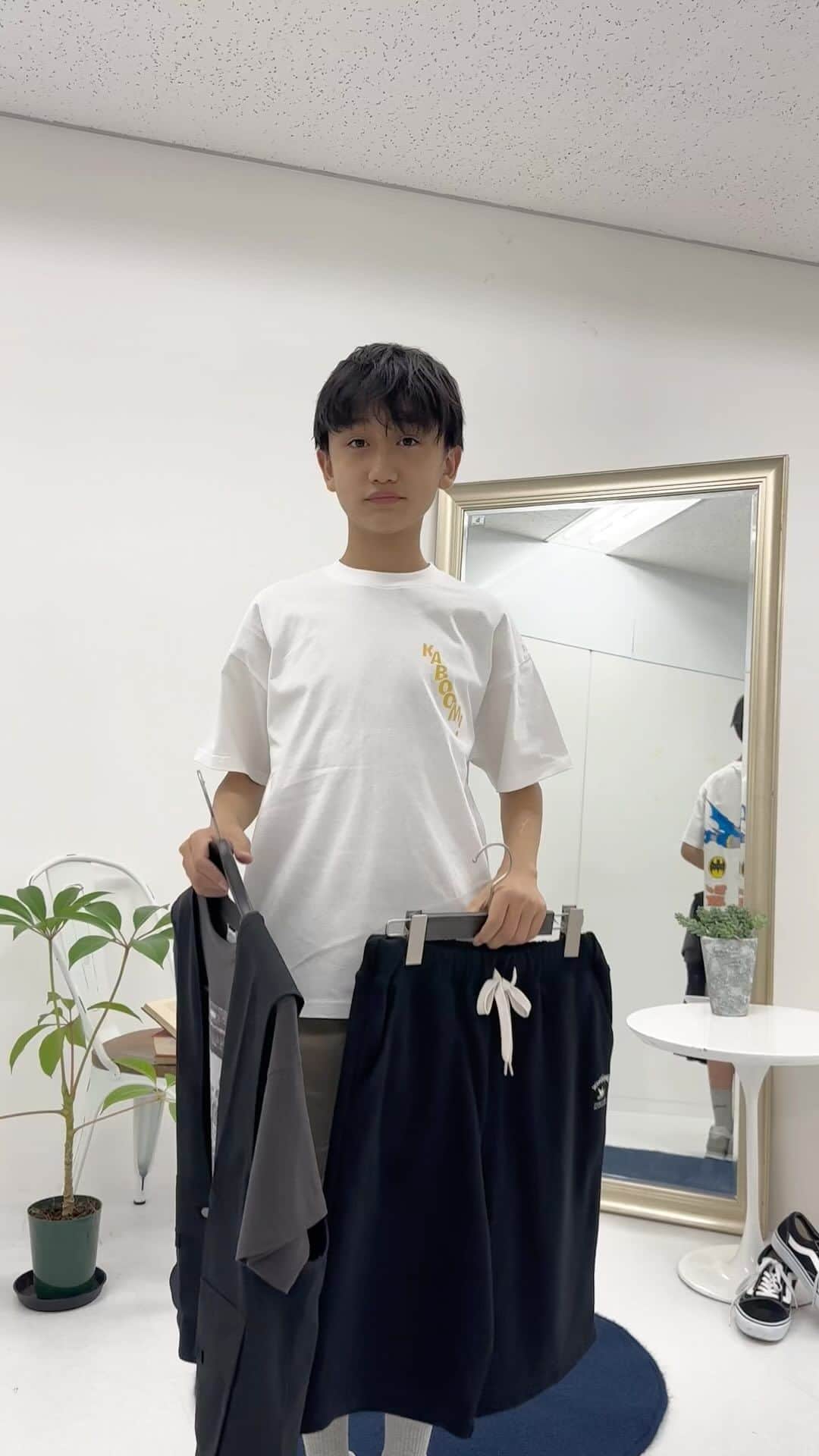 GLAZOSのインスタグラム：「@glazos_official ⇦他の夏アイテムはこちらから！  ／ みんな大好きモノトーンコーデ😎 ⁣＼  おしゃれに見せたい時、 コーデを考える余裕がない時クロコーデはいつでも僕らの味方✨  レイヤードをする事で、 １色使いでも地味にならずに映えるコーデに😊  素材の質感を変えるだけで、黒だけでも間伸びしない！ 下にポイントも載せてます💡 是非、この夏に真似してみてね～🤗  ≪POINT≫ ①合わせる服の質感を変える (ポリエステルやスウェットの生地を入れると黒だけでも間伸びしない◎) ②小物に明るい色を取り入れる (白やグレーを入れると統一感がでます🔥) ③色の明度を変える (ここのポイントを抑えるだけでコーデの印象が重たくならない！)  これだけで一気にワンランクアップのコーデに😆 ⁣ ✔️着用アイテム詳細はショッピングマークをタップしてCheck！  ▼Model size ーーーーーーーーーーーーーーーーーー 身長152cm、体重40kg　着用サイズ：160cm ーーーーーーーーーーーーーーーーーー  #glazos #グラソス #中学生コーデ #中学生男子 #小学生コーデ #小学生男子 #お洒落さんと繋がりたい #男の子ママ #子ども服  #ストリート #ストリート男子 #春コーデ #夏コーデ #春夏コーデ #メンズ服 #メンズコーデ  #fashion #mensclothing #coordinate #オールブラック #今日のコーデ #今日の服  #低身長コーデ #プチプラコーデ  #カラーコーデ #カラーアイテム #モノトーンコーデ #モノトーン #黒コーデ #ブラックコーデ」