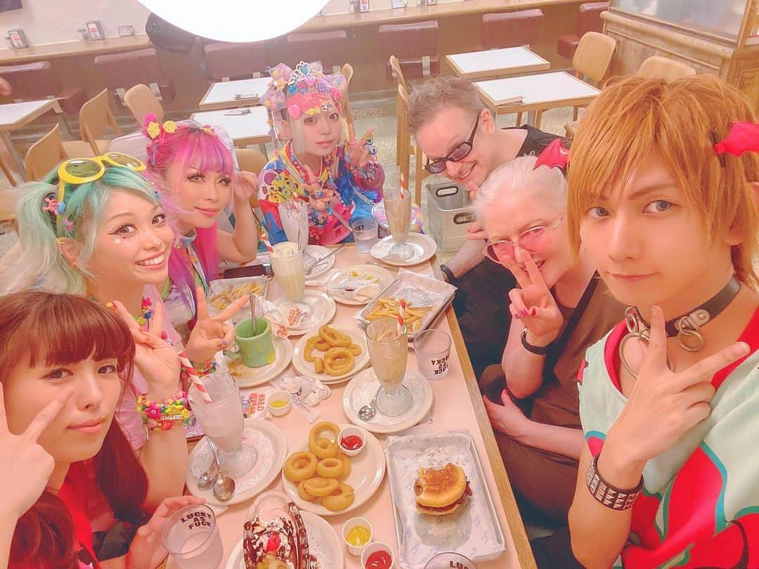 のインスタグラム：「ハンバーガー🍔オニオンリングもシェイクも美味すぎた🥹♡.。.:*・°」