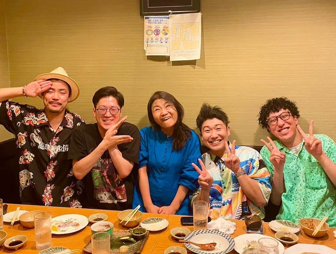 レイチェルさんのインスタグラム写真 - (レイチェルInstagram)「先日、  ついに開催された『珠代ねーさんを囲む会』🤩✨✨✨  姉さんの35周年記念公演を、立ち見で一緒に観たタマラーの４人と姉さんとで飲ませていただきましたよ😆🙌🍻✨✨✨  これは②回目③回目と是非是非やりたいヤツ😆🙌🙌🙌  そんくらいに、  たのしぃーーーかった💨💨💨️💨💨‼‼️️‼️‼️‼️🤣🤣🤣🤣🤣🔥🔥🔥🔥🔥✨✨✨✨✨✨✨  #吉本新喜劇 #島田珠代 姉さんを #囲む会 #ネイビーズアフロ はじり #もも まもる。 #ドーナツピーナツ ドーナツ #と #レイチェル #、、、 #にしても #撮った写真を見たら #大先輩の姉さんだけ顔ふざけてた #🤣💨 #マジで #流石のどん欲さ #後輩達 #もっともっと #あなたから勉強させていただきます #🤣🙏✨✨✨」6月19日 18時33分 - reiyoshida1230