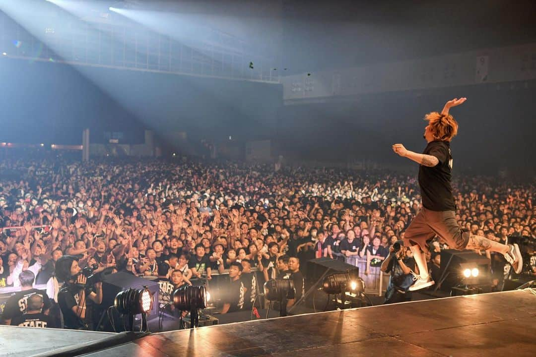 横山健さんのインスタグラム写真 - (横山健Instagram)「2023.6.17 “Satanic Carnival 2023” @ Makuhari Messe, Chiba, Japan  4年ぶりに幕張での開催になったサタニックカーニバル。 初日のトリを務めました。  こんなにたくさんの人がまた同じ場所に集まれるようになったことが嬉しいですよ！  ライブは最高でした。 自分に課された、自分にしかできないことがあり、それをしっかりと受け止めてステージで鳴らし切った、そんな大きな手応えをくれたライブでした。  写真は、ライブ終了後、助走をつけてピックを客席に投げているところ。 すごいポーズになってんなぁと思ってww  Photo by Yasumasa Handa  #sataniccarnival2023 #kenyokoyama #横山健 #pizzaofdeath」6月19日 18時34分 - kenyokoyamaofficial