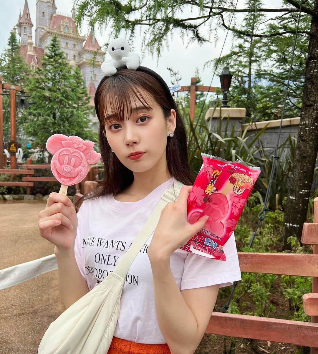 玉井らんのインスタグラム：「🐭🏰❤️ . . 暑すぎてすぐアイス ベイマックス大好き！ . . #ディズニー #ディズニーランド #ミッキーアイス #パークフード #ベイマックス #ディズニーコーデ #ディズニーカチューシャ #40周年 #디즈니 #일본 #tokyodisneyland」