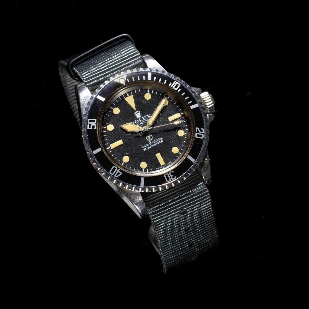 Daily Watchさんのインスタグラム写真 - (Daily WatchInstagram)「This very rare Rolex “MilSub” Submariner ref. 5513 is the ultimate toolwatch. Ordered in 1974 by the Ministry of Defence as a direct order for the British Military one can only assume that this watch has had an active and tough life. Now for sale at @bonhamswatches it will be sold on wednesday to the highest bidder. Estimate is set at £70-90,000, and more info can be found on the Bonhams website. #bonhamswatches #rolexmilsub #rolex5513」6月19日 18時48分 - dailywatch