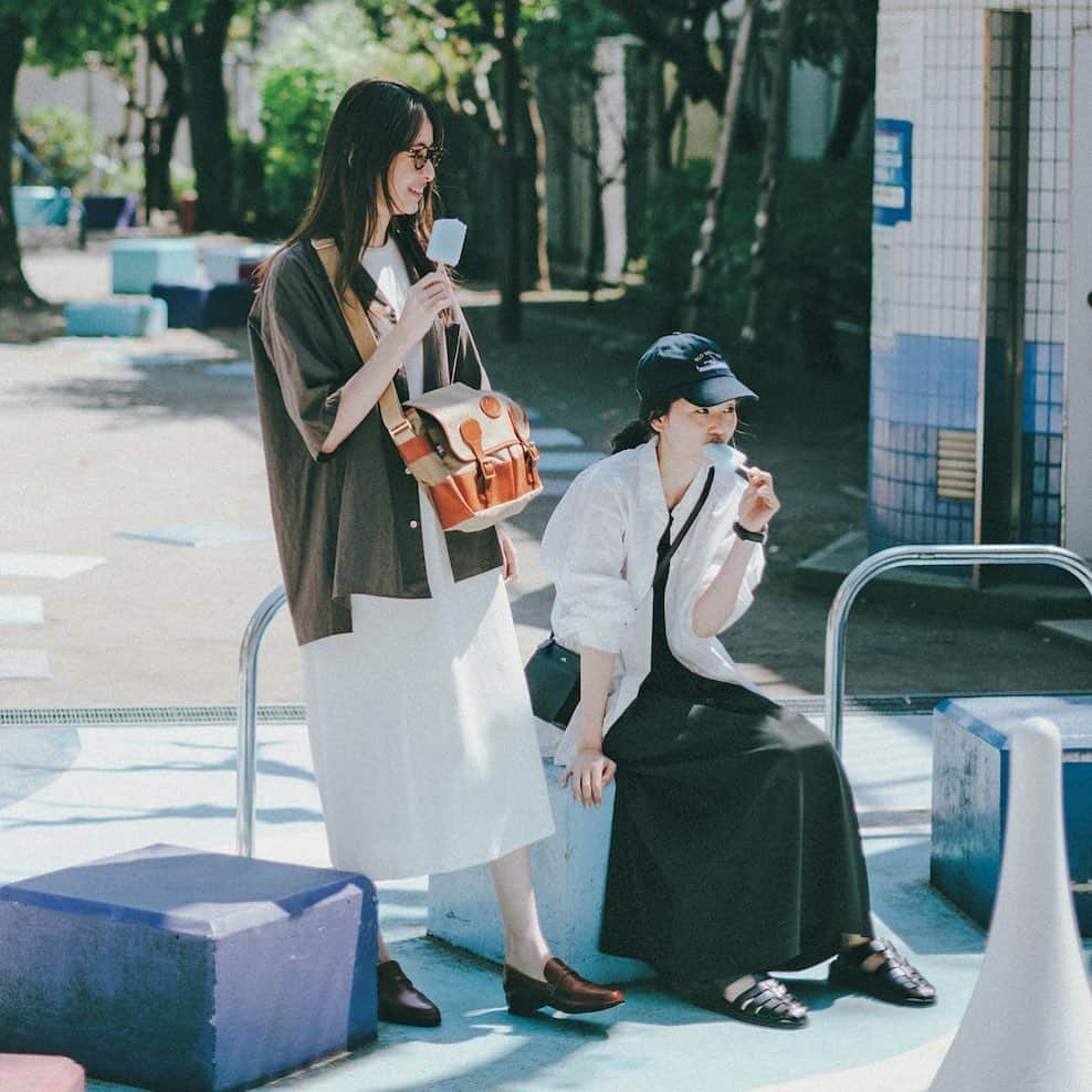 minaさんのインスタグラム写真 - (minaInstagram)「・ 発売中のmina7月号『一枚で着ない「夏ワンピ」はじめました。』企画から、コーディネートを紹介します！  Item--------------- ＜左・加納奈々美＞ オープンカラーシャツ 18,700円／ämne（BART）@amne__official  Tシャツワンピース 22,000円／KALNA（SMB） @kalna_official  ローファー 17,930円／A de Vivre @adevivre  メガネ 37,400円／金子眼鏡（オプティシァン ロイド）  @kaneko_optical  ショルダーバッグ 33,000円／COTSWOLDAQUARIUS（メイデン・カンパニー） @cotswold_aquarius  ＜右・千國めぐみ＞ シャツ 26,400円 ／Der SAMMLER（アール 柳橋）  ノースリワンピース 13,200円／kleiden（14 SHOWROOM） @kleiden_aw  グルカサンダル 11,000円 ／GLENFIELD（JALUX STYLE)　@glenfield_official  キャップ 7,480円／OLD SOLDIER（メイデン・カンパニー） @oldsoldier  時計 24,970円／CLUSE（HIROB ルミネ新宿店）@cluse  ショルダーバッグ 51,700円 ／A.P.C.（A.P.C. CUSTOMER SERVICE） @apc_paris ---------------------  mina7月号をぜひチェックしてくださいね🌻 #mina #minamagazine #ミーナ#週末女子 #週末男子 #加納奈々美 #千國めぐみ」6月19日 18時40分 - mina.magazine