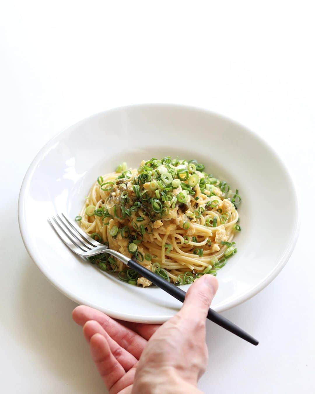 Ryogoのインスタグラム：「🍝 鶏ひき肉と高菜で作る和風パスタ。 ⁡ 味付けは白だしに任せて、仕上げの溶き卵でぺぺたまっぽさもプラス😋 難しいことしなくても作れる簡単で旨いやつ。 ⁡ ——————————— ⁡ ✱ 今日のパスタ 『鶏ひき肉と高菜の和風パスタ』 ⁡ ⋈ 材料(1人前) パスタ　80g 鶏ひき肉　60g 高菜漬け　10g 玉ねぎ(みじん切り)　1/8個 にんにく(みじん切り)　1かけ オリーブオイル　大さじ1 白だし　大さじ1/2 卵　1個 鰹節　適量 ねぎ　適量 塩　適量 ⁡ ⋈ 作り方 1. フライパンにオリーブオイルとにんにく、玉ねぎを入れて弱火でじっくりと香りを移します。 2. 沸騰したお湯の中に塩を入れてパスタを茹で始めます。 3. 玉ねぎがしんなりしたら、鶏ひき肉を加えて中火でほぐしながら炒めます。 4.鶏ひき肉の色が変わったら高菜漬けを加え、2分ほど弱火で炒めて白だしを加えます。 5. 茹で汁（お玉1杯程度）を加えてソースを整えます。 6. 茹で上がったパスタと鰹節をフライパンに加えて素早く混ぜ合わせます。 7. フライパンの火を消してから溶き卵を加え、とろみがつくまで全体を混ぜ合わせます。 8. お皿に盛りつけたら、仕上げにねぎをトッピングして完成です。 ⁡ ⋈ 詳しくはHPでご紹介 https://binanpasta.com/chikentakanajapanesepasta/ *プロフィール(@binanpasta )からアクセスできます。←愛用アイテム一覧もあります。 ⁡ ✱「BINANPASTAのレシピを参考に作ったよ」という方は、ぜひ @binanpasta をタグ付けして写真を投稿してください。Twitterも大歓迎👏👏 ⁡ -——————————— ⁡ ▹YouTube 2チャンネルあります。チャンネル登録してね🍳 ・まかない食堂 ・BINANPASTA ⁡ ▹レシピサイト(BINANPASTA) 約700種類のパスタレシピを無料で公開しています🍝 *プロフィール(@binanpasta )からも飛べます。 ⁡ #BINANPASTA #パスタレシピ #私のおうちパスタ  ⁡ -——————————— ⁡ #パスタ #料理 #レシピ #鶏肉 #高菜 #和風パスタ #おうちごはん #フーディーテーブル」