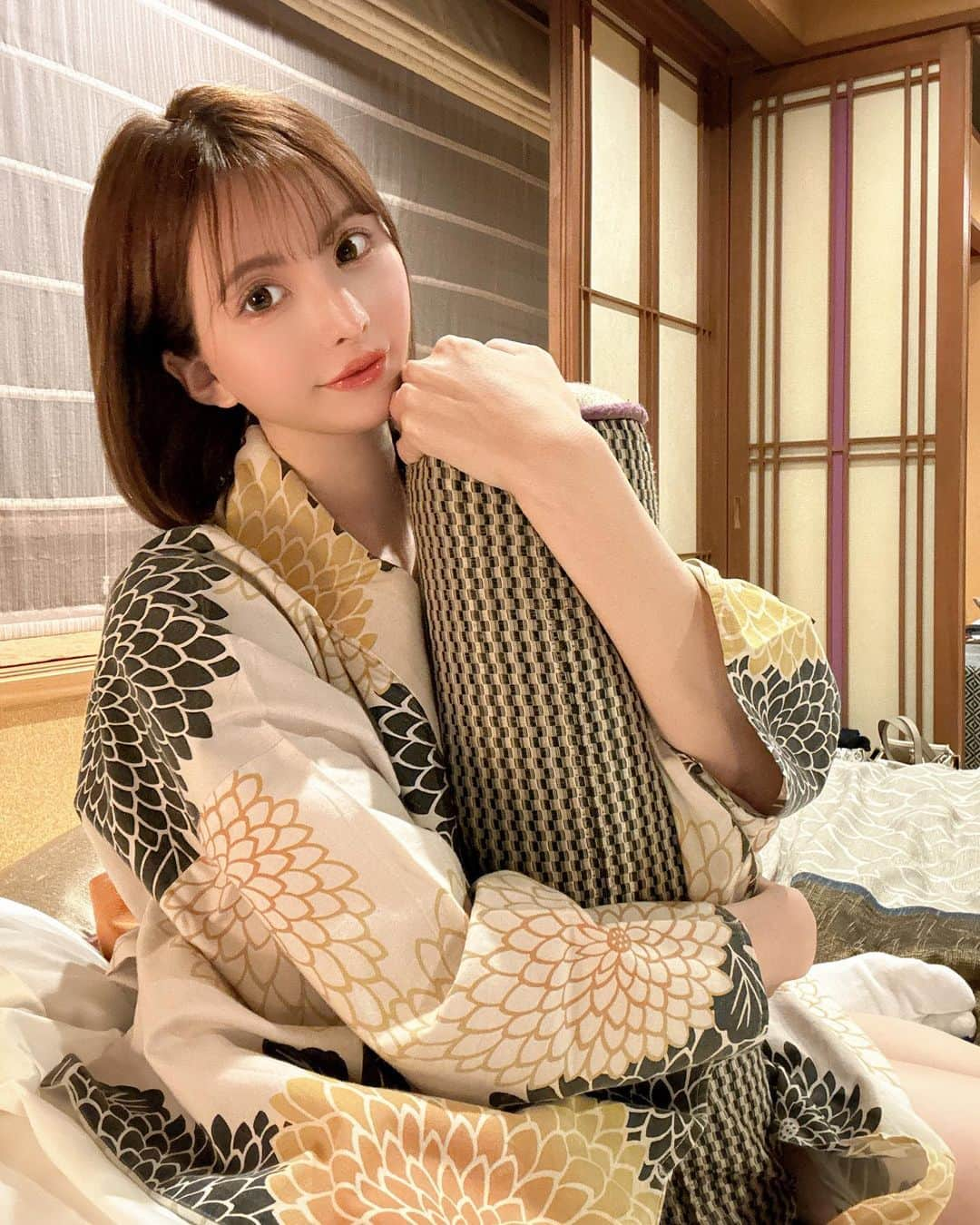 愛川みれいさんのインスタグラム写真 - (愛川みれいInstagram)「ぎゅっ❤️🧡  こういうクッションは とりあえず抱きついとこ✌️💫  温泉♨️×お酒🍺🍶って 相性良すぎないか...🤤💋  幸せの極みちゃん🫶  #温泉#金沢#百楽荘#温泉旅館  #着物#浴衣#お酒#日本酒好きな人と繋がりたい  #女子旅#タビジョ#愛川みれい」6月19日 18時42分 - mirei.aikawa