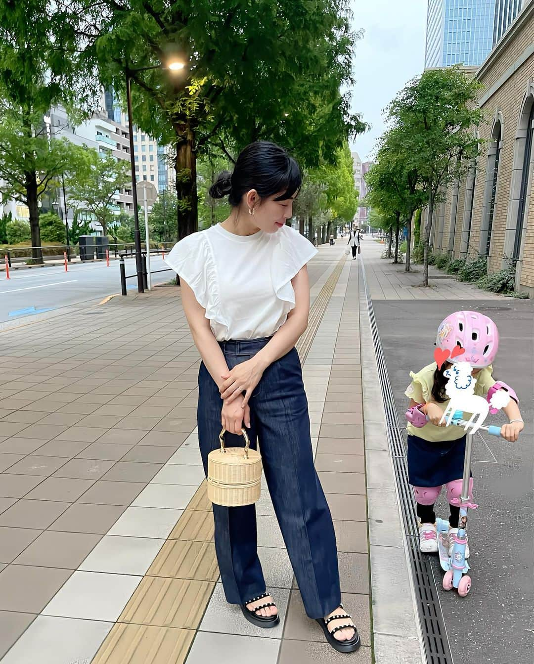 上野仁美さんのインスタグラム写真 - (上野仁美Instagram)「. ⁡ キックボードにハマる5歳の我が子🛴 借りて乗ってみたら、え。怖い... よくこんな乗り物をスイスイ乗りこなすなぁ〜と 世の子どもたちを尊敬した夕方😌 ⁡ ⁡ いまだにプリンセス好きな娘は、ヘルメットはプリンセストール👑キックボードはアナと雪の女王❄️ ⁡ ⁡ 私のコーデ👇 tops... @unfilo_official #unfilo  bag... @manimaris_official_ #manimaris  shoes... @tsurubymarikooikawa #tsurubymarikooikawa  ⁡ ⁡ #ママコーデ #公園コーデ #女の子ママ #5歳女の子 #5歳女の子ママ #162cm #162cmコーデ」6月19日 18時44分 - hitomi0502_u