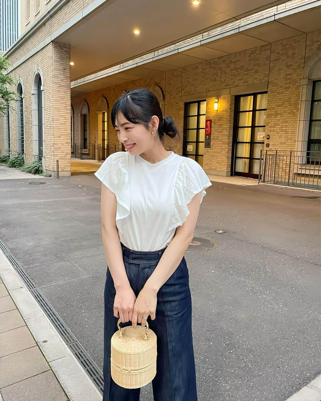 上野仁美さんのインスタグラム写真 - (上野仁美Instagram)「. ⁡ キックボードにハマる5歳の我が子🛴 借りて乗ってみたら、え。怖い... よくこんな乗り物をスイスイ乗りこなすなぁ〜と 世の子どもたちを尊敬した夕方😌 ⁡ ⁡ いまだにプリンセス好きな娘は、ヘルメットはプリンセストール👑キックボードはアナと雪の女王❄️ ⁡ ⁡ 私のコーデ👇 tops... @unfilo_official #unfilo  bag... @manimaris_official_ #manimaris  shoes... @tsurubymarikooikawa #tsurubymarikooikawa  ⁡ ⁡ #ママコーデ #公園コーデ #女の子ママ #5歳女の子 #5歳女の子ママ #162cm #162cmコーデ」6月19日 18時44分 - hitomi0502_u