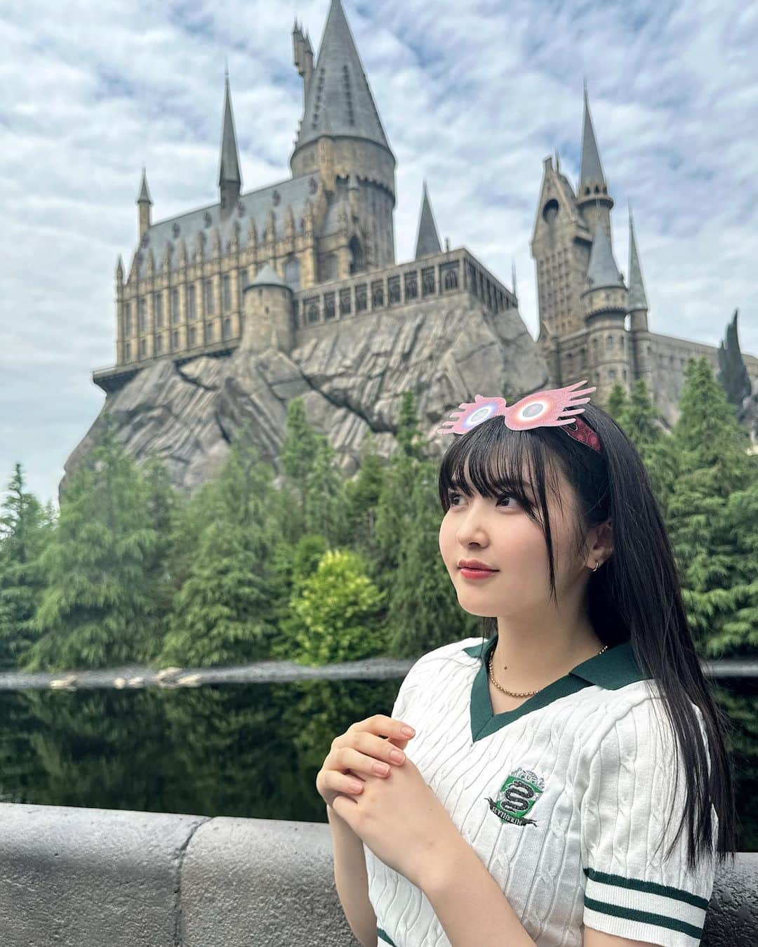 岡村美波のインスタグラム：「♡  魔法界行ってきたよ🪄💓  #ハリーポッター #スリザリン #usj #beyooooonds  #平井美葉 #里吉うたの  #雨ノ森川海 #岡村美波 #みいみ」