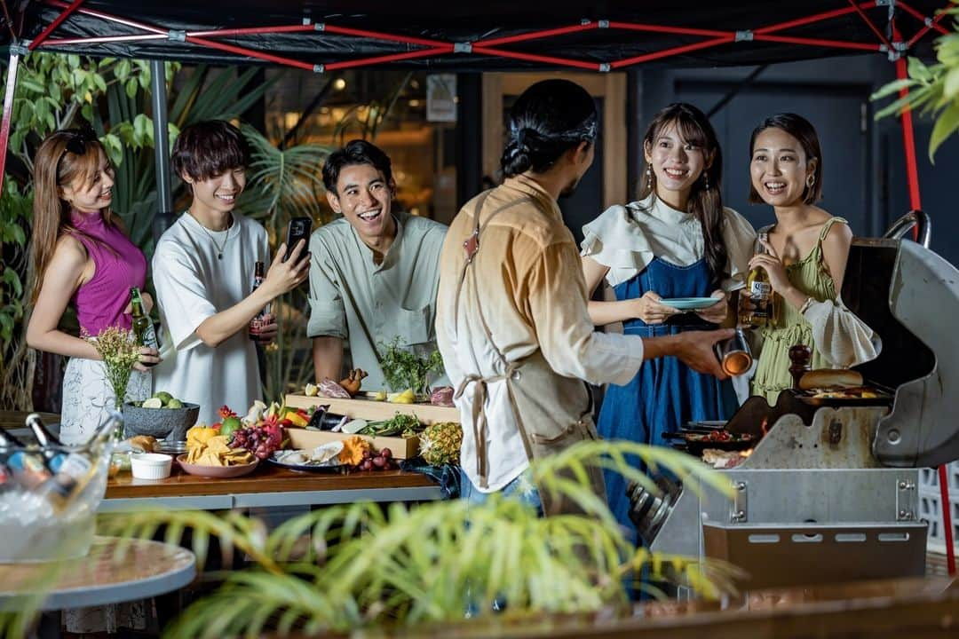 ESTINATE HOTELのインスタグラム：「🌴1日1組限定：プライベートBBQで食と交流を楽しもう🍖⁠ ⁠ 今年はESTINATE HOTEL那覇の開放的なテラスで、1日1組限定のシェフによる“プライベートBBQ”がアップデートされました✨ ⁠ シェフがこの日のゲストのために調理する人気の“琉球メキシカン”メニューで、料理ができ上がるまでみんなでくつろぎながら会話を楽しむことができます。さらに、シェフやスタッフから沖縄のローカルトークや観光地ならではのコミュニケーションを楽しむこともできます🙌 ⁠ 宿泊プランなので、帰りのことを気にせずに思い切り楽しめます。BBQの後は客室でゲームを楽しんだり、ホテル内のレストランでお酒を楽しむこともおすすめです。ESTINATE HOTEL那覇でしか味わえない出会いや交流から生まれる新しい旅の魅力を体験してみませんか？⁠ ⁠ ---⁠ ⁠ Daily exclusive "Private BBQ" for one group. Watch our chef cook tasty Ryukyuan-Mexican dishes. Chill, chat, and make new connections. Hassle-free with accommodation packages. Game time in your room or party at our restaurant. Live it up at ESTINATE HOTEL Naha!⁠😋 ⁠ ---⁠ ⁠ 享受私人燒烤，盡情品味美食與社交！⁠🍖 ESTINATE HOTEL 那霸推出獨家的「私人燒烤」，每天僅限一組。我們的廚師為您準備琉球墨西哥美食。還可以與廚師和員工進行當地交流和獨特互動。透過住宿套餐，您可以盡情享受燒烤，無需擔心歸途。來體驗結識新朋友和建立難忘聯繫的刺激之旅吧🫶🏻 ⁠ ⁠ -----⁠ ESTINATE HOTEL NAHAは、旅の次が見つかるカジュアルホテルです！👉@estinate_hotel_naha⁠ ⁠ 『旅は不完全なほどおもしろい、⁠ 旅の計画には余白を。⁠ それは、あなたの旅が素晴らしい体験になる第一歩』⁠ ⁠ #estinatehotel⁠ #estinatelounge⁠ #livelyhotels⁠  @explorelively  ⁠ #nahacafe#naha#okinawalife#okinawafood#barbecue #boutiquehotel #meatlover#finedining #instachef #chefs⁠ #那覇グルメ#沖縄グルメ#沖縄ディナー#沖縄グルメ旅#那覇観光#那覇#那覇ホテル#沖縄ホテル#プライベートBBQ＃1日1組限定⁠#プライベートシェフ⁠ #ブティックホテル #ホテルライフ #japanhotel #lifestylehotel #designhotel #discoverjapan ⁠ ⁠ ⁠」