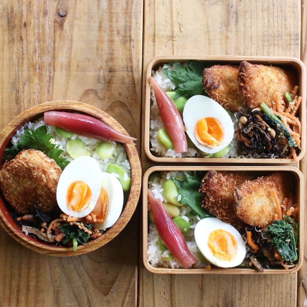 のインスタグラム：「今日のお弁当 2023.06.19  そら豆ごはん アジフライ おからコロッケ ゆで卵 ひじき煮 ほうれん草の海苔和え 茗荷甘酢漬け  冷凍してあったそら豆でそら豆ごはん。 アジフライは2枚しかなかったので、私の分はおからコロッケで。 リメイクコロッケ美味しい♡  ネトフリ見すぎて寝不足😂 明日も仕事かぁ」