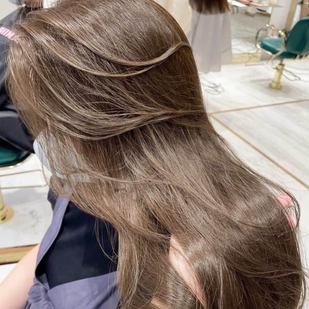 原涼香のインスタグラム：「大人気𝙗𝙚𝙞𝙜𝙚 🤎ブリーチなし明るめカラー🎀 ㅤㅤㅤㅤㅤㅤㅤㅤㅤㅤㅤㅤㅤ カラーのみで明るめを続けると 透明感がすごくでます✨ 一回で明るめ希望の方はWケアカラーがオススメです🫶🏻 ㅤㅤㅤㅤㅤㅤㅤㅤㅤㅤㅤㅤㅤ menu... ●カット ●プレミアムケアカラー(or Wケアカラー) ●バイカルテトリートメント ㅤㅤㅤㅤㅤㅤㅤㅤㅤㅤㅤㅤㅤ 是非お任せください🤍 ㅤㅤㅤㅤㅤㅤㅤㅤㅤㅤㅤㅤㅤ  #SHIMA #韓国ヘア#韓国スタイル#海外ヘア#レイヤーカット#ワンホンヘア#ワンホン#ブリーチカラー#網紅#初カラー#ハイトーン#暗髪#ベージュカラー#ラベンダーカラー#グレージュ#オリーブカラー#透明感カラー#銀座美容院#銀座美容室#美容師#美容学生#시스루뱅#레이어드컷#hairstyle#y2k#fasion#color#layered#beige#メイク」