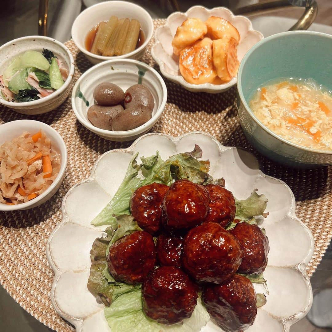 浪花ほのかさんのインスタグラム写真 - (浪花ほのかInstagram)「とある日の夜ご飯🍡  ・肉団子 ・卵スープ ・エビマヨ ・甘辛こんにゃく ・ふきの煮 ・ベーコンと小松菜の中華炒め ・切り干し大根  肉団子は昔からぱぱとままからの推し料理🥺💓 揚げたらカリッとして美味しいけど今回は揚げずに🔆  #手作りご飯 #夜ご飯 #作り置きおかず #今日の献立 #肉団子」6月19日 18時55分 - nnwhnk