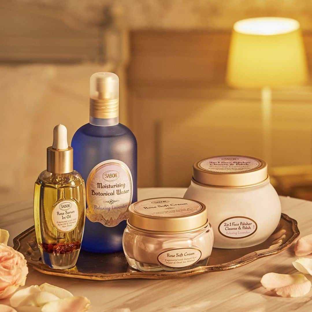 SABON Japanさんのインスタグラム写真 - (SABON JapanInstagram)「【リラックスして過ごす夜のルーティーン🌙】  疲れた身体や肌を癒やして次の日も自分らしく過ごすために。 SABONのこだわりの香りで心が解放され、 自分を慈しむように贅沢なフェイスケアを✨  心まで満たしてくれるSABONのお気に入りの香りとともに、 至福のケアタイムをお楽しみください💐  #sabon#おうち時間 #おうちスパ #サボン#ボタニカルウォーター#SABON自然浴#フェイスポリッシャー#ソフトクリーム#セラムインオイル#ラベンダー#ラベンダーの香り#ローズの香り#サボンの香り#SABONの香り#フェイスケア#ナイトルーティン#癒やしの時間#リラックスタイム」6月19日 18時56分 - sabon_japan