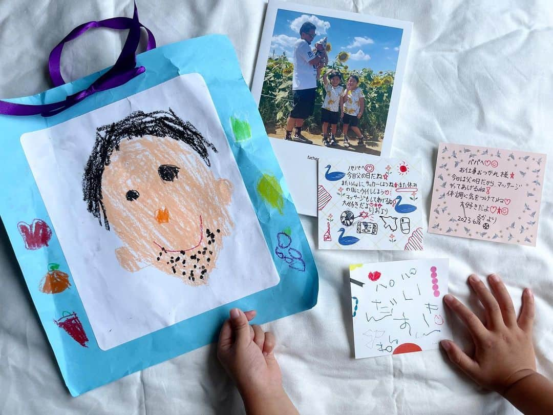 ᴋᴀɴᴀᴋöのインスタグラム：「Happy father's day👔✨  👦🏻👦🏻が手紙💌を書いてるのを見て、レンも初めて書いてみたい❣️と。まだ文字は書けないので、一生懸命 真似して書いてました🥰🫰🏻  パパ いつもありがとう👨🏻🫶🏻🌈  #父の日#父の日プレゼント#手紙#ありがとう#3兄弟」