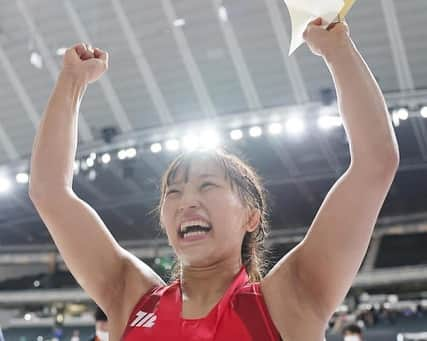 須崎優衣さんのインスタグラム写真 - (須崎優衣Instagram)「明治杯全日本選抜選手権大会50Kg級優勝することができました🥇 ・ 支えてくださった方々、応援してくださった方々全ての皆様のおかげです！本当にいつもパワーをくださりありがとうございます🙇‍♀️✨ ・ 9月の世界選手権で絶対に優勝してパリオリンピックの代表権を必ず勝ち獲ってきます💪🔥このチャンスを必ずそして確実に自分のものにするために人生を懸けて戦います🔥🔥 ・ これからもご支援よろしくお願い致します🙏❤️‍🔥 ・ I was able to win the Meiji Cup🥇 ・ Thanks to all of you who supported me🙏Thank you for always giving me power🙇‍♀️✨ ・ I will definitely win the world championship in September and win the right to represent the Paris Olympics 💪🔥  Please look forward to further evolution💪🔥🥇  #kitz #TEAM須崎」6月19日 18時49分 - yui106301susaki