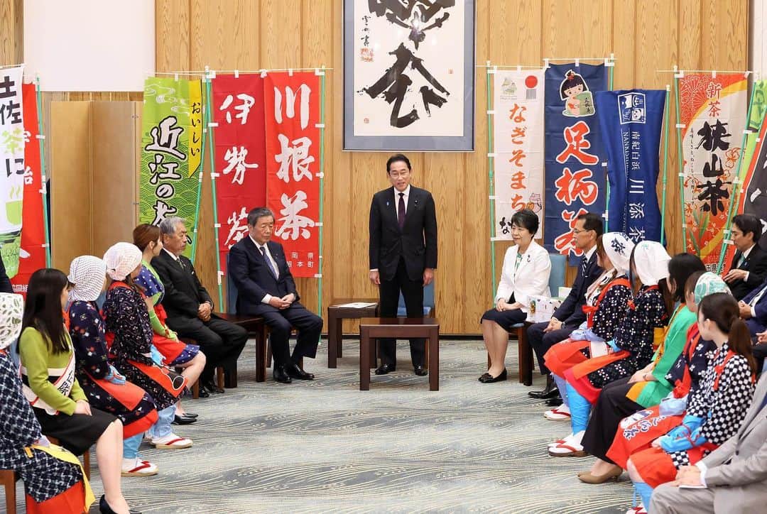 首相官邸さんのインスタグラム写真 - (首相官邸Instagram)「和食ブームや健康ブームの影響で、世界で日本茶が注目を集めています。全国各地で生産者をはじめとする関係者の皆様が、心を込めて、手をかけて作った日本茶が世界に飛躍することを大いに期待します。」6月19日 18時50分 - kantei