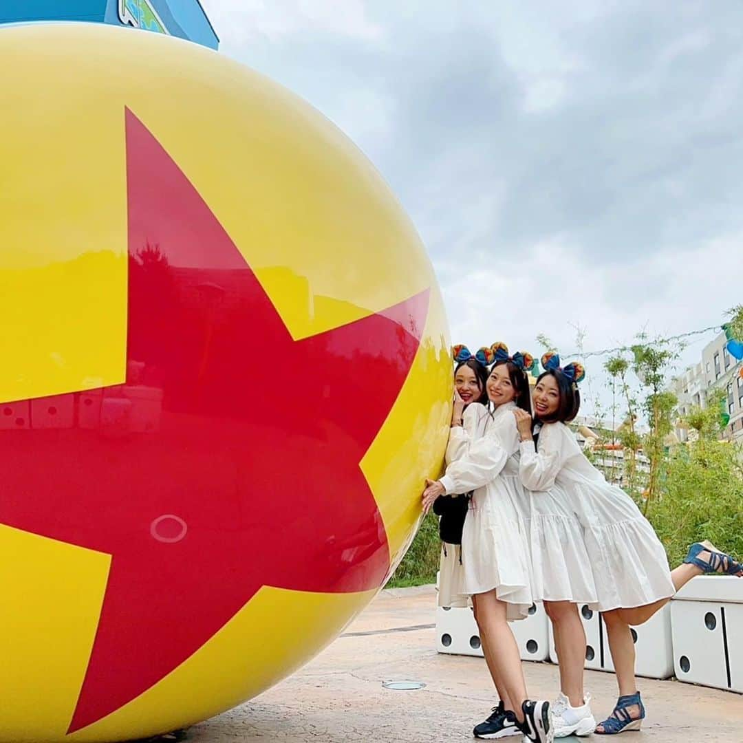 黒澤ゆりかのインスタグラム：「🧩TOY STORY HOTEL🤖  お友達とお泊まりDisneyへ❤️ まるでおもちゃ箱みたいな全部がワクワクで可愛いホテルでした☺️  夢の国は年齢関係なくいつでも童心にかえれていいですよね🤗  最近Disney好きフォロワーさんも増えてきてて嬉しいです😊🙏  みんなでお揃い👗 @fuwari_flow   #toystoryhotel  #disneyland  #トイストーリーホテル」