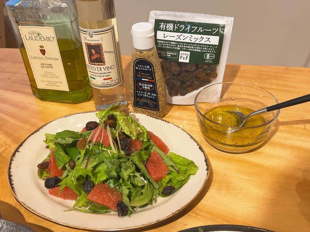 近藤千尋のインスタグラム：「暑くて暑くて さっぱりしたくて酸っぱいサラダ🥗 食べたくなったので作ったら ひーぼぉくんがパクパクパク！！笑❤️ ドレッシングは マスタード、オリーブオイル、 てんさい糖、白ワインビネガーで グレープフルーツが酸っぱすぎたから レーズンの甘さが最高でした🩷  今日も全力で働いて遊んでご飯食べて お疲れ様でした！！！！！！！笑✌️🥰  昨日載せた子供部屋の掃除後と ヘアアクセサリーの整理の写真も📷笑 娘が仕分ける担当だったんだけど 几帳面な性格が出てました😂‼️  りんちゃんの結婚パーティー🎉も楽しかったなぁ🩷 また載せます！！📷」
