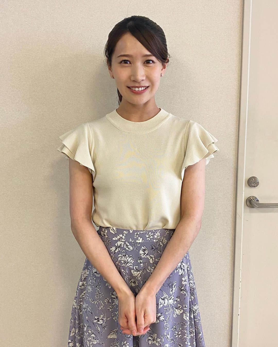 島津咲苗さんのインスタグラム写真 - (島津咲苗Instagram)「今日の衣装です。 ノースリーブとまではいきませんが... 腕をなんとかしなければいけない季節に なってきましたねぇ🫠🫠 . . . #手が #バレーボール  #メーテレ #ドデスカ #アナウンサー #衣装 #今日のコーデ  #きれいめコーデ #きれいめファッション #夏服 #島津咲苗 #骨格ウェーブ #アナウンサー衣装 #todayscode」6月19日 18時57分 - sanae_shimazu