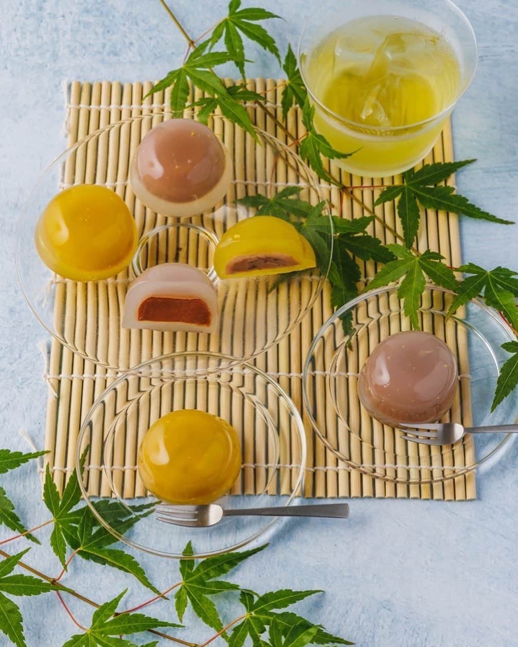 Decadence du Chocolatのインスタグラム：「《水まんじゅう》  6/23(金)より大好評頂いた「ショコラ水まんじゅう」を販売開始します！ 昨年と比較してひとまわり大きくなってリニューアルしました！✨ 今年は2個入りと6個入りの2パターンの詰め合わせをご用意しています！ つるん、もっちりとしたまんじゅうと口の中でとろけるガナッシュがとてもマッチしています！😋 味の詳細は、後日投稿しますので是非お楽しみに！  #デカダンスドュショコラ  #decadanceduchocolat  #水まんじゅう」