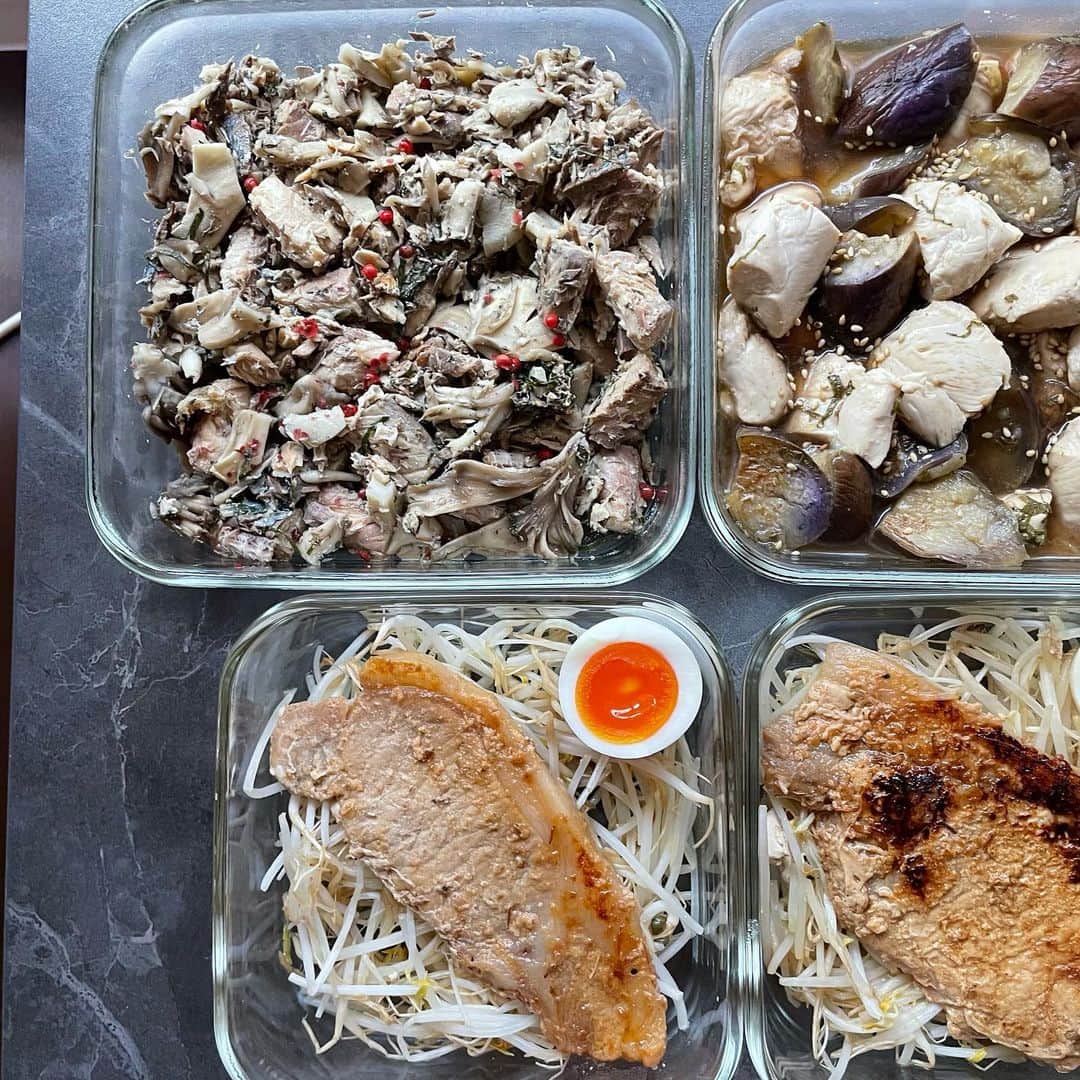 松本翔さんのインスタグラム写真 - (松本翔Instagram)「今週の作り置き。  ⁡ 今週は比較的オーソドックスな作り置き。何度も食べてるような副菜なので、大きく変わり映えはしないからこそ、安定の味に落ち着く。 ⁡ ひじきの煮物は朝ごはん用の鯖缶の汁を使って煮詰めているので、ちくわと共に魚の栄養が豊富なひじきの煮物✌️ ⁡ 気温が一気に高くなって夜寝るまで身体が常にほてった状態にもなるので、食事の面でもお酢を中心としたメニューをしっかり取り入れて疲労回復と毎日のパフォーマンスに繋げる𓌉𓊤𓐐 ⁡ ✎𓂃 6月19日の作り置き𓂃𓂃𓂃𓂃𓂃𓂃 ⁡ #松本食堂 ༶ささみとなすの南蛮漬け ༶鯖缶と舞茸の大葉和え(朝ごはん用) ༶豚ロースの味噌漬け(宮崎で購入) ༶塩きのこミックス ༶ピーマンとじゃこのペペロンチーノ ༶キャロットラペ ༶きゅうりとわかめの酢の物 ༶紫玉ねぎのマリネ ༶ひじきの煮物 ⁡ #家庭料理#作り置き#つくりおき#朝ごはん#夜ごはん#簡単レシピ#時短レシピ#料理記録#夜ごはん#朝ごはん#おうちごはん#一人暮らしごはん#毎日ごはん#健康ごはん#男子ごはん#男飯#食べ痩せ#ダイエット食#ボディメイク#高タンパク低脂質#アスリート飯#アスリートフード#アスリートご飯#滋賀#草津」6月19日 18時59分 - matsumotosho444