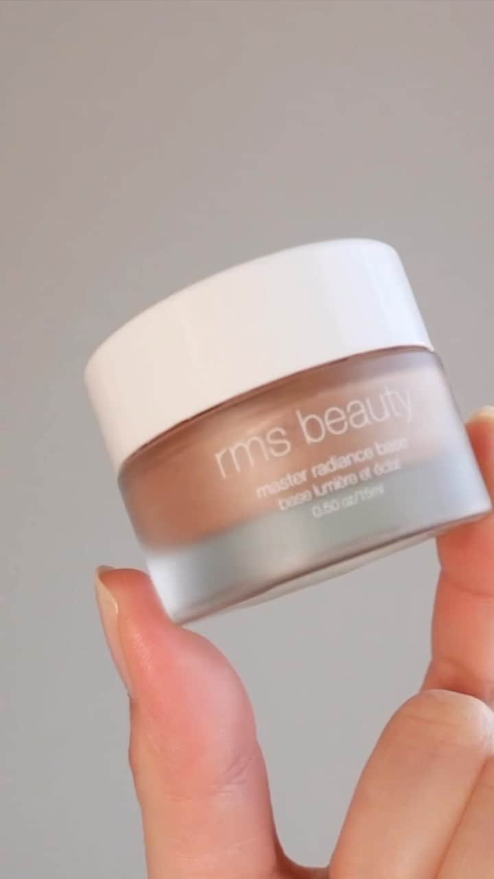 rms beautyのインスタグラム：「. 〈Cosme Kitchen・Make↗Kitchen限定〉 サマーキット🌞本日発売！  おすすめの使い方🖊 ✨上品なツヤ肌に マスターラディアンスベースを顔全体に薄くのばし、 ファンデーションを重ねると、くすみを光で自然に飛ばして、 血色感のある生き生きとした肌色に。 仕上げにアンパウダーを重ねても○。  ✨ノーファンデ派の方に マスターラディアンスベースを手のひらで温めながら 顔全体に薄くのばすことで ヘルシーなツヤのヴェールをまとったような仕上りに。 テカリの気になるポイントにのみアンパウダーを重ねます。  ✨いつものベースメイクにプラス ファンデーションの上からマスターラディアンスベースを ハイライターとして頬骨、鼻 筋、目頭などに適量を塗付。  アイシャドウとしてまぶたに載せても〇。  ✨サラサラを保ちたい方に アンパウダーはTゾーンにはもちろん、 ・額、生え際（前髪の下） ・アイブロウ、アイシャドウの前に目元に ・首筋 ・肘の曲がる部分 に使うと、夏でもメイク持ちをアップさせたり、 汗によるベタつきを抑えます。  .  ■クリーン＆グロー サマーデュオ  ¥5,500（税込）  セット内容： ・マスターラディアンスベース ・アンパウダー00（クリアカラー）  ⏰6.19（MON）発売 🛒取り扱い店舗：Cosme Kitchen、Make↗Kitchen ※rms beauty取り扱い店舗一覧は rmsbeauty.jpにてご確認ください🔍 数量限定につき、お見逃しなく！」