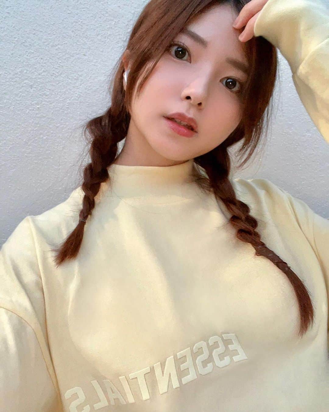 西谷麻糸呂のインスタグラム：「三つ編み、一瞬で崩れるの巻🌬️  そろそろ髪の毛切らないと〜！」