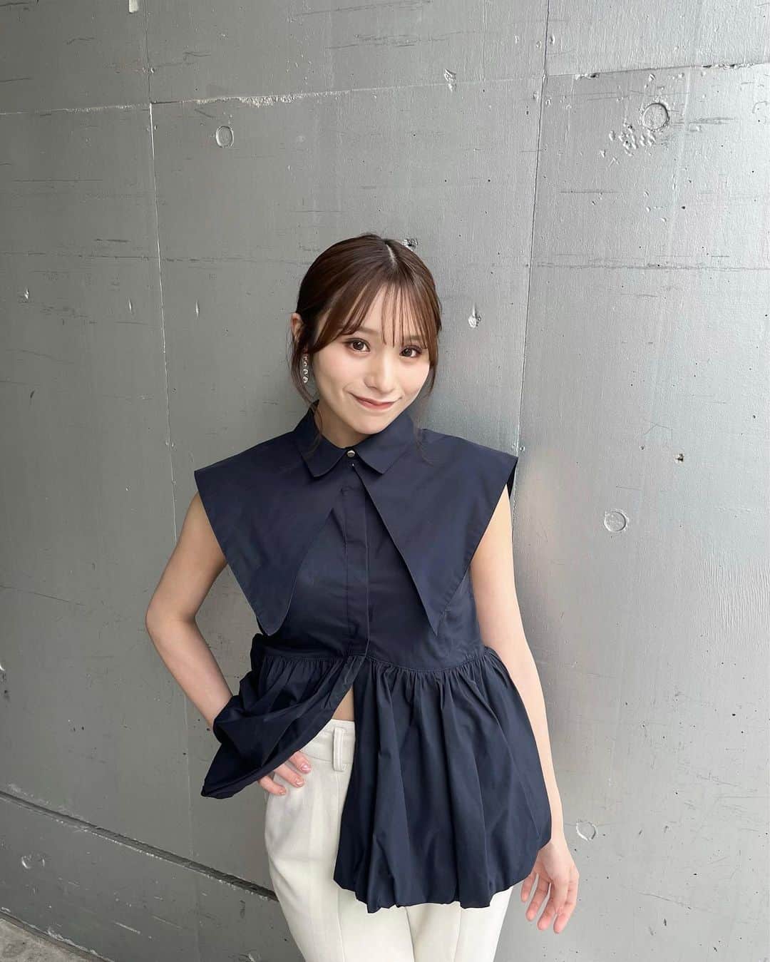 左伴彩佳さんのインスタグラム写真 - (左伴彩佳Instagram)「昨日のコーデのアップバージョン📷🌼 　 　  チークを濃いめにしてみた🍑 いつもはオレンジ系のを使ってるけど、ピンク系に。 ふわっと高めのところに載せると柔らかい印象になる気がする！💄  　 　  可愛いブラウスは @eimyistoire_official の♡  そしてまとめ髪が楽すぎて最近はいつもこれ👱🏻‍♀️  　 　  #ネイビーカラー #夏コーデ　#エイミー　#eimy #ブラウスコーデ　#低身長コーデ　#まとめ髪　#ヘアアレンジ」6月19日 19時05分 - hidaaya_729
