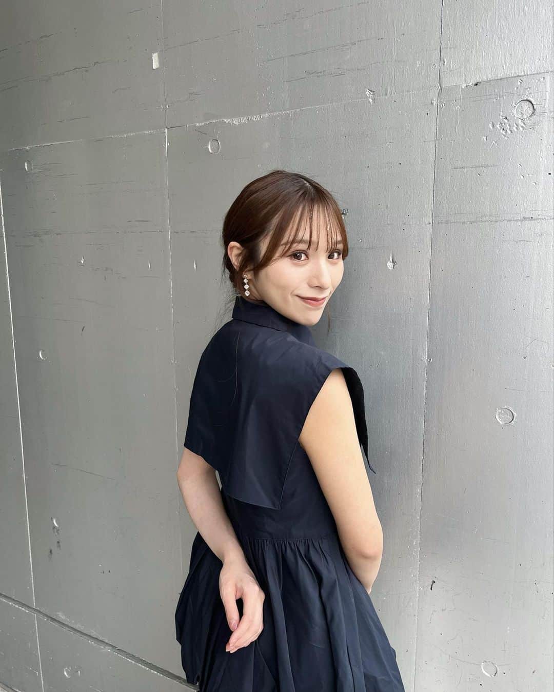 左伴彩佳さんのインスタグラム写真 - (左伴彩佳Instagram)「昨日のコーデのアップバージョン📷🌼 　 　  チークを濃いめにしてみた🍑 いつもはオレンジ系のを使ってるけど、ピンク系に。 ふわっと高めのところに載せると柔らかい印象になる気がする！💄  　 　  可愛いブラウスは @eimyistoire_official の♡  そしてまとめ髪が楽すぎて最近はいつもこれ👱🏻‍♀️  　 　  #ネイビーカラー #夏コーデ　#エイミー　#eimy #ブラウスコーデ　#低身長コーデ　#まとめ髪　#ヘアアレンジ」6月19日 19時05分 - hidaaya_729