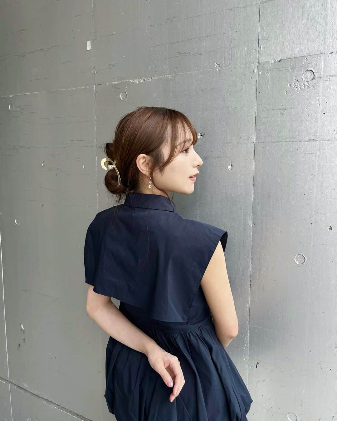 左伴彩佳さんのインスタグラム写真 - (左伴彩佳Instagram)「昨日のコーデのアップバージョン📷🌼 　 　  チークを濃いめにしてみた🍑 いつもはオレンジ系のを使ってるけど、ピンク系に。 ふわっと高めのところに載せると柔らかい印象になる気がする！💄  　 　  可愛いブラウスは @eimyistoire_official の♡  そしてまとめ髪が楽すぎて最近はいつもこれ👱🏻‍♀️  　 　  #ネイビーカラー #夏コーデ　#エイミー　#eimy #ブラウスコーデ　#低身長コーデ　#まとめ髪　#ヘアアレンジ」6月19日 19時05分 - hidaaya_729