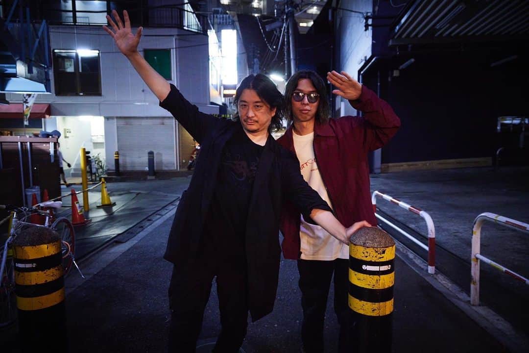 山本幹宗のインスタグラム：「下北沢にて中尾先輩と。 写真は村井香。」