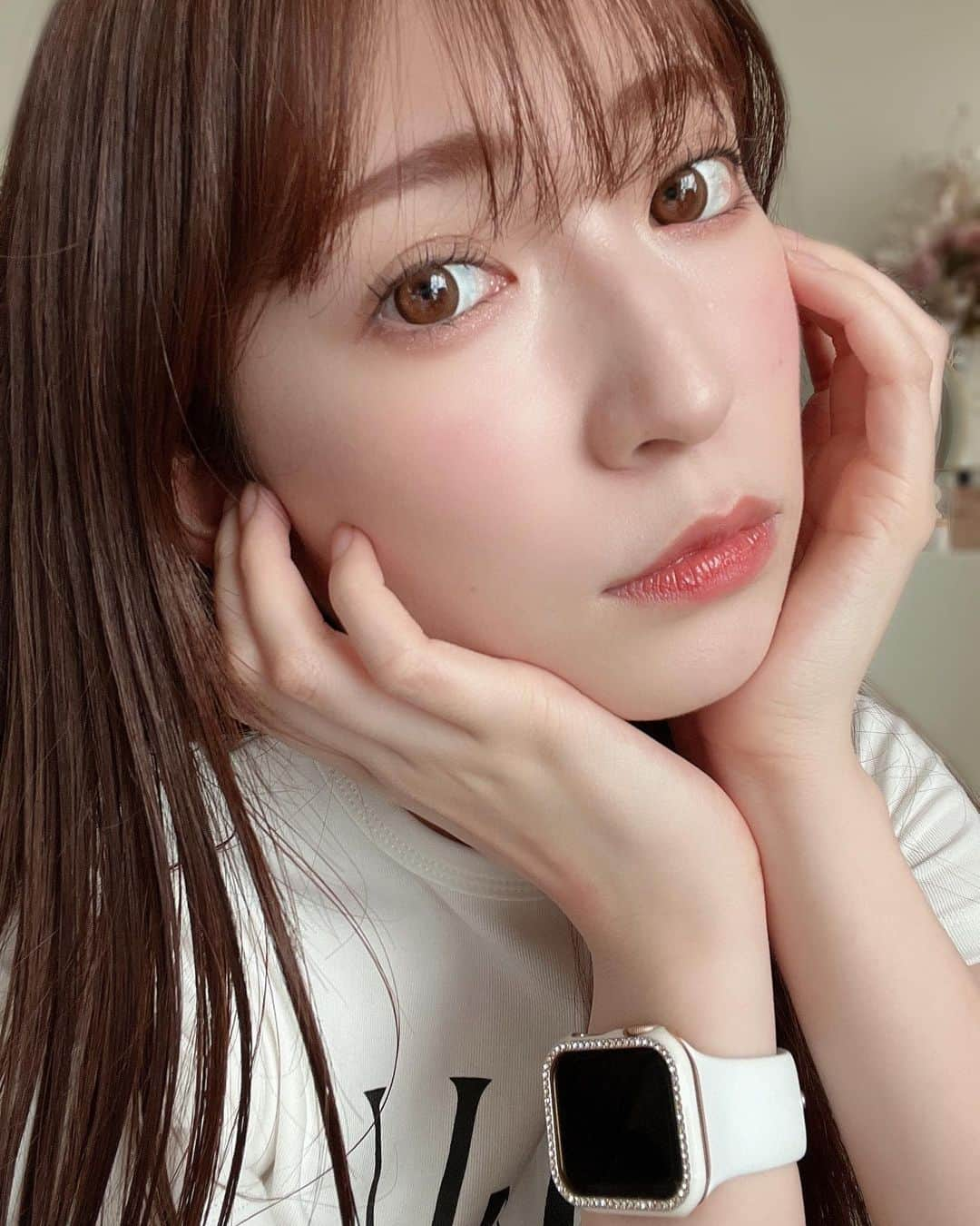 吉田朱里さんのインスタグラム写真 - (吉田朱里Instagram)「最近お気に入りのファンデーション🤍🤍  WAKEMAKE ウォーターベルベットカバーファンデーション🤍  とにかく伸びが良く カバー力もちょうど良い🤍  ブラシがとっても使いやすくて、このブラシで塗ったら 簡単に綺麗な肌に仕上がるんです🤍 ブラシはスパチュラとしても 使えるみたい！  ファンデーションを塗ってから肌に密着しやすいゴールデンタイムを狙って馴染むという特殊な技術を使って 開発されたファンデらしく  崩れにくいし乾燥もしないのでオススメです❤️❤️  セミマット仕上がりなので パウダーもいらないし お人形さんみたいな肌に したい日に使ってます💓  またYouTubeでも 詳しく紹介しますね！  @wakemake_japan #カラーはウェイクメイク #WAKEMAKE #ウェイクメイク #ファンデーション #ファンデーションブラシ #PR」6月19日 19時03分 - _yoshida_akari