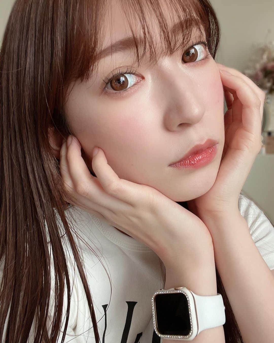 のインスタグラム：「最近お気に入りのファンデーション🤍🤍  WAKEMAKE ウォーターベルベットカバーファンデーション🤍  とにかく伸びが良く カバー力もちょうど良い🤍  ブラシがとっても使いやすくて、このブラシで塗ったら 簡単に綺麗な肌に仕上がるんです🤍 ブラシはスパチュラとしても 使えるみたい！  ファンデーションを塗ってから肌に密着しやすいゴールデンタイムを狙って馴染むという特殊な技術を使って 開発されたファンデらしく  崩れにくいし乾燥もしないのでオススメです❤️❤️  セミマット仕上がりなので パウダーもいらないし お人形さんみたいな肌に したい日に使ってます💓  またYouTubeでも 詳しく紹介しますね！  @wakemake_japan #カラーはウェイクメイク #WAKEMAKE #ウェイクメイク #ファンデーション #ファンデーションブラシ #PR」