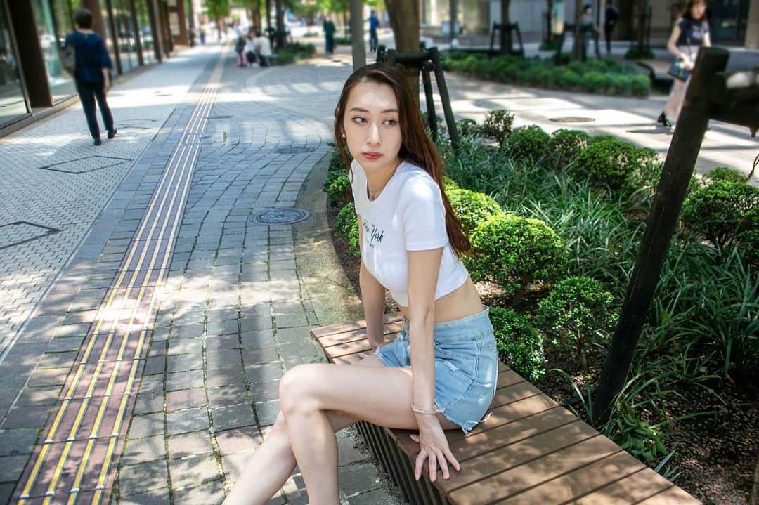 瀬名ひなののインスタグラム：「街中でも映えるオンナ(？)  ついでにアイコン変えました🫶 Hapa Kristinさんのカラコン良すぎて毎日つけてる  #portrait #portraitphotography #ポートレート #ポートレート撮影 #撮影会モデル #被写体 #被写体になります #被写体モデル #被写体女子 #自然光 #自然光が好き #tシャツコーデ #チビt #ミニ丈 #ショートパンツ #お散歩日和」