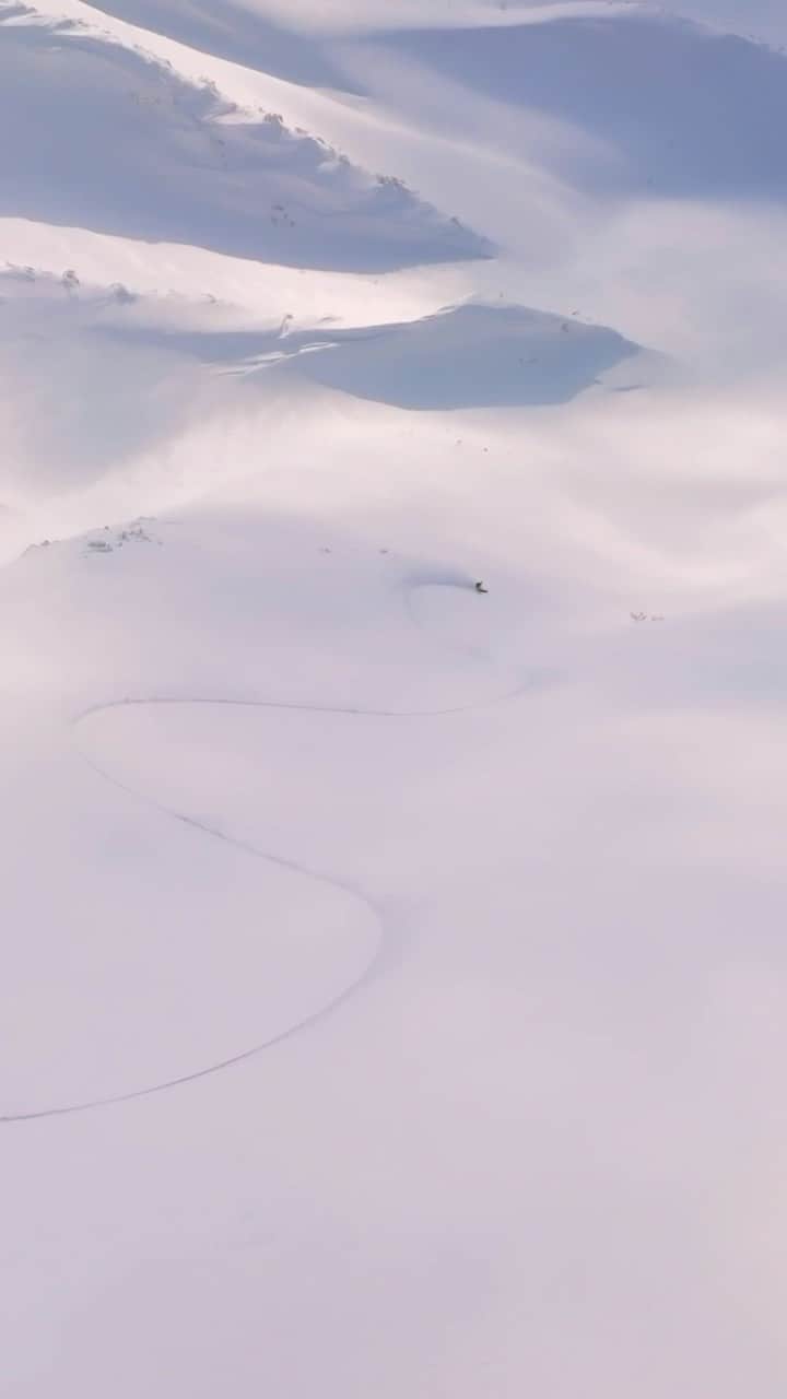 佐藤亜耶のインスタグラム：「やわらかな優しい光 旅を締めくくるサンセットライン  Rider @aya_sato_49 🎥 @heart_films  @thenorthfacejp @msrgear_japan @k2.snowboarding @dragon_japan #snowboarding #sunset #spray #japow #スノーボード #ターン #ビックマウンテン #夕焼け」
