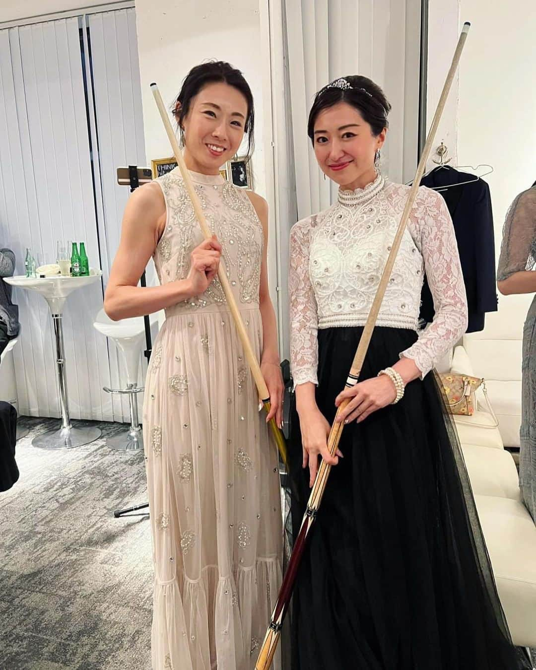 江辺香織さんのインスタグラム写真 - (江辺香織Instagram)「中世ヨーロッパ👑  貴族が愛したビリヤードシーンを彷彿させるようなドレスアップイベントが13名のショープレイヤー達により実現しました✨  1人2種類のトリックショットを披露✨  ショットはプロがショーでみせるような本格的なメニューで6ヶ月かけて練習し、本番はセットも自身で行います。  最優秀賞、Perfect賞、ベスドレ、それぞれに賞を設け🏆  当日は、この小さなサロンで40名以上の観客の方が見守る中、手を震わせながらショットする姿は、我が子を見守るような愛しい気持ちにさせられました🥺🥰  そして、そんな中での生徒さん達のショットの成功はとても感動的なものでした🥺😭😘  皆さんのチャレンジ精神と、本番までの練習の組み立て方が素晴らしくまた背筋が伸びる思いです😌❣️  イベントへ足を運んで下さった方々、レッスンや監修をサポートして下さった町田正プロに多大なる感謝の気持ちです❣️  年末に向けてまた新たなショットの練習がスタートしています✨　  #ビリヤード #billiards  #トリックショット #trickshot #poolsalon #poolsalon503  #pool #masse #tokyo #onlymembership #salon」6月19日 19時07分 - kaori.ebe