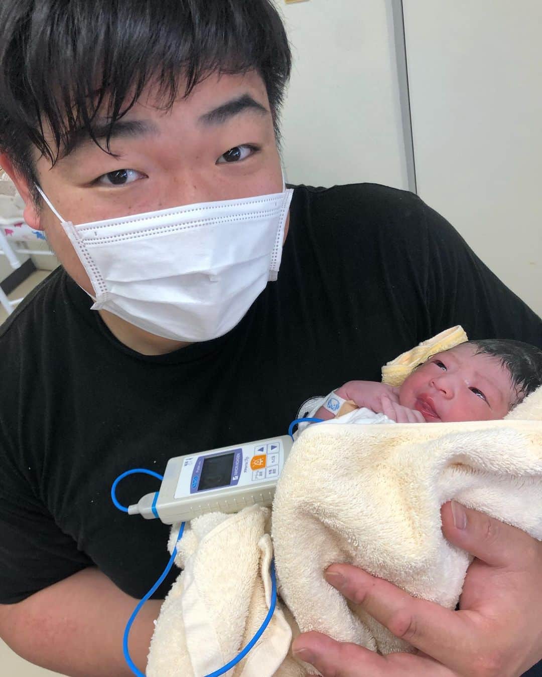 王子谷剛志のインスタグラム：「【ご報告】 本日の正午に3096gの元気な女の子が生まれました。 母子共に健康です。 入院して1日以上陣痛と戦い続けた妻には感謝しかありません。 生まれた瞬間は涙を流しながら、感動を分かち合いました。 パパにしてくれてありがとう。 今後は家族力を合わせて精進していきますのでよろしくお願いします。🙇‍♂️」